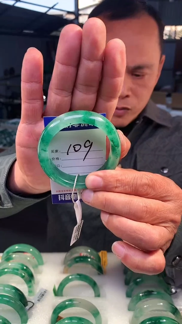 未镶嵌手镯石英质玉（非洲翠）55-56mm 清清爽爽的很娇嫩的一条母扣