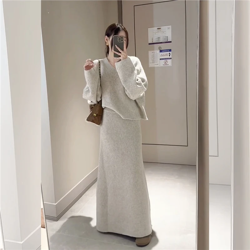 法式气质优雅V领针织上衣2025年冬季新款温柔设计感半身裙套装女