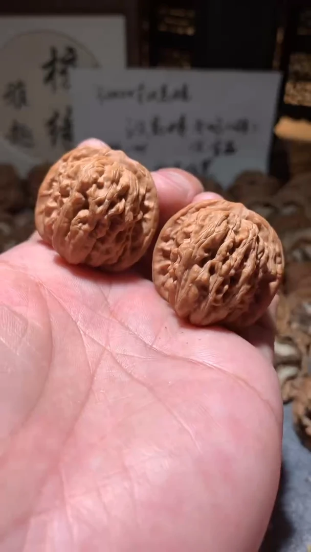 文玩核桃把件【核缘雅趣】35左右汉高楼，同尺寸随机发