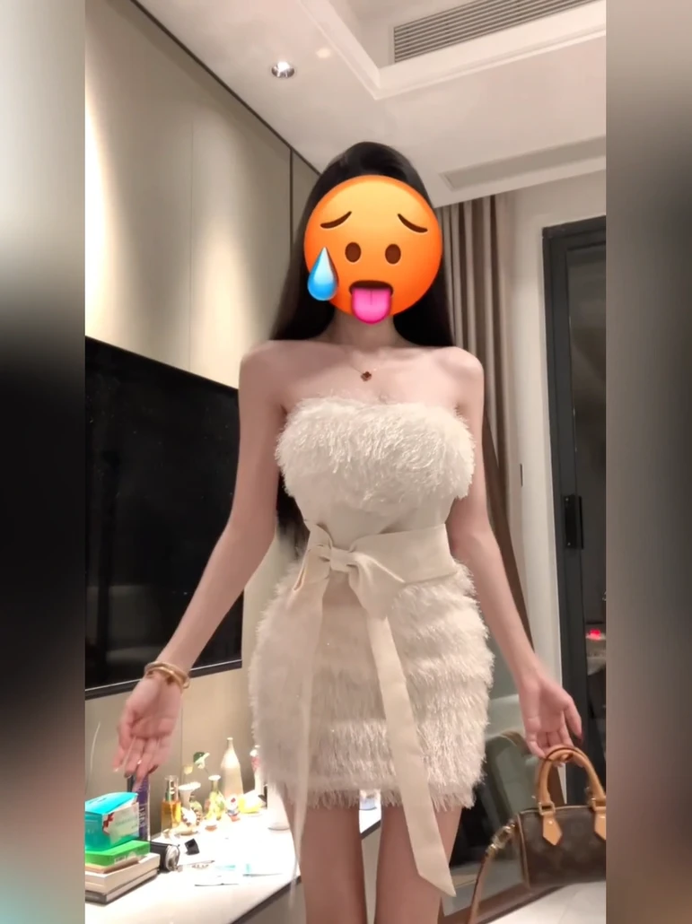 C5430辣妹风设计感毛毛抹胸连衣裙女秋冬纯欲绑带收腰软糯包臀裙