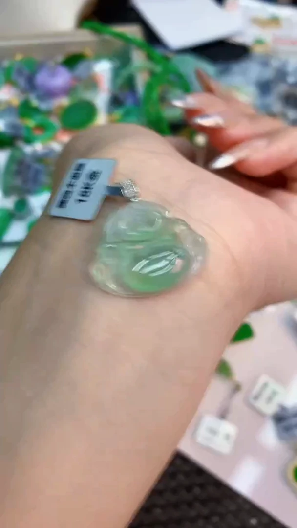 颈饰18K金镶嵌翡翠1