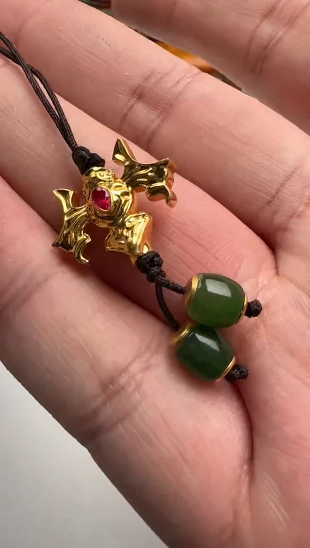 翡翠足银镀金镶嵌吊坠(不含链)翡翠