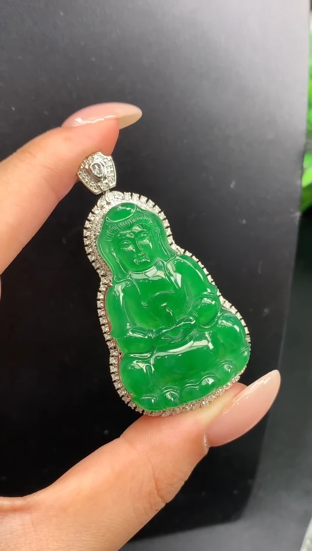 颈饰18K金镶嵌翡翠观音