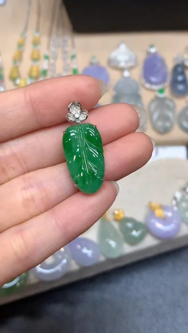 颈饰18K金镶嵌翡翠【无服务费
