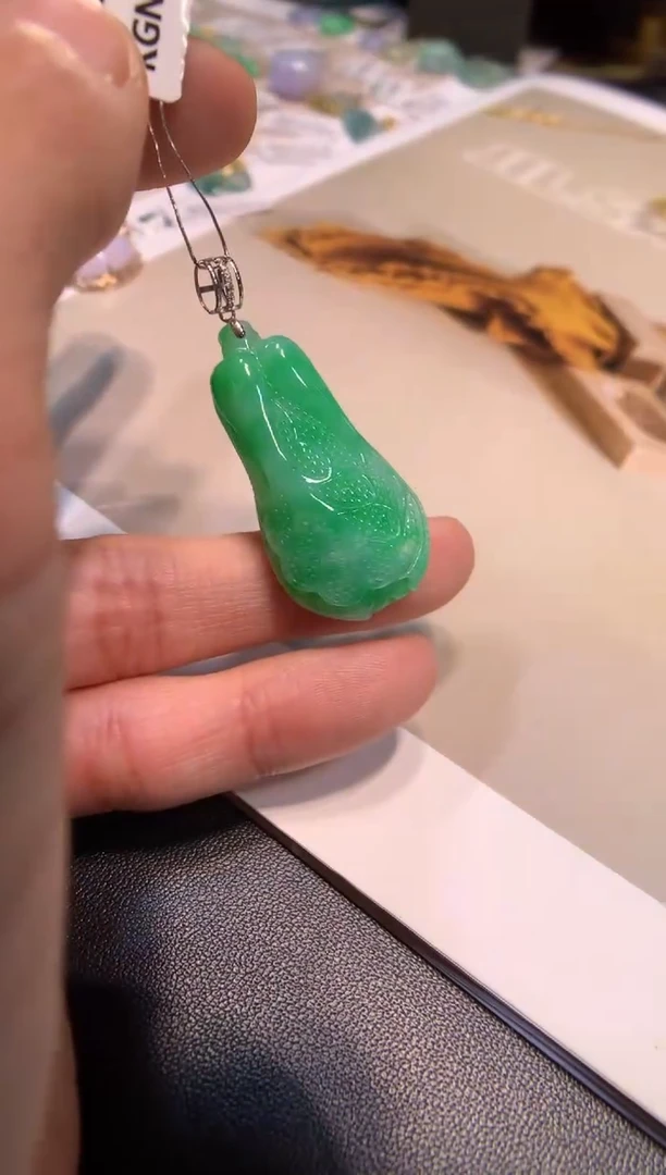 颈饰18K金镶嵌翡翠白菜