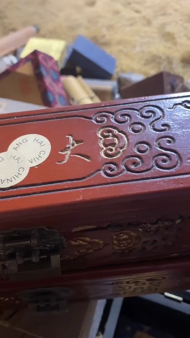 香榧木闷包红色雕刻盒子带一个细条