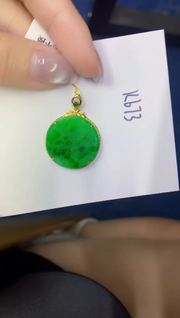 颈饰18K金镶嵌翡翠缅甸天然翡翠A货
