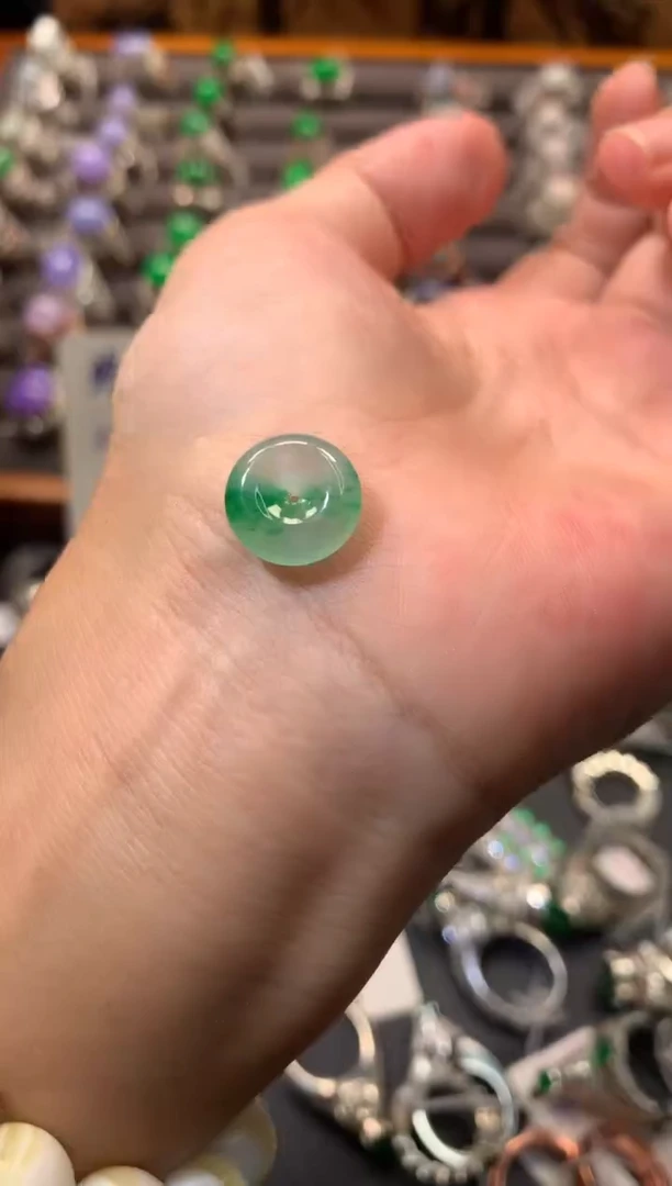 翡翠裸石未镶嵌冰蛋戒面缅甸翡翠