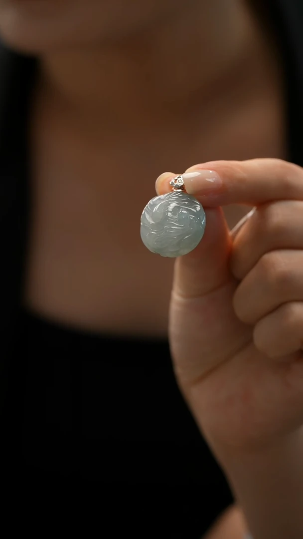 颈饰18K金镶嵌翡翠锦鲤