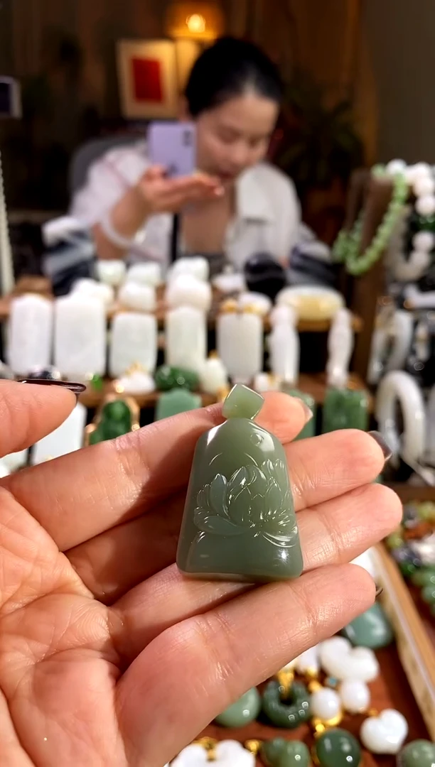 吊坠(赠链)未镶嵌和田玉.