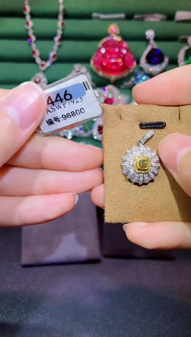 吊坠(不含链)18K金镶嵌钻石0.25克拉