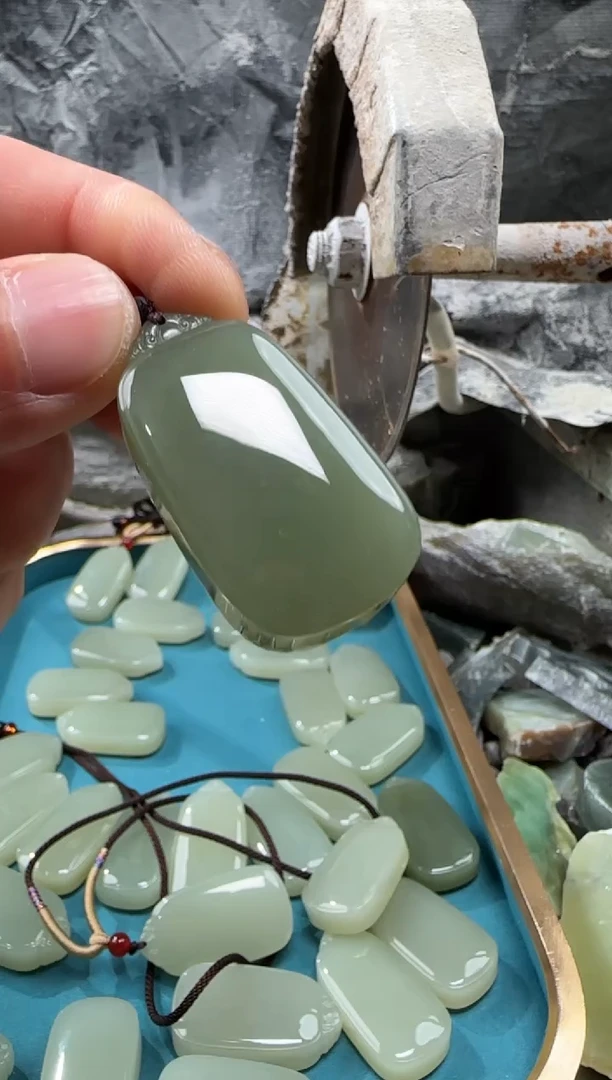 和田玉未镶嵌颈饰吊坠