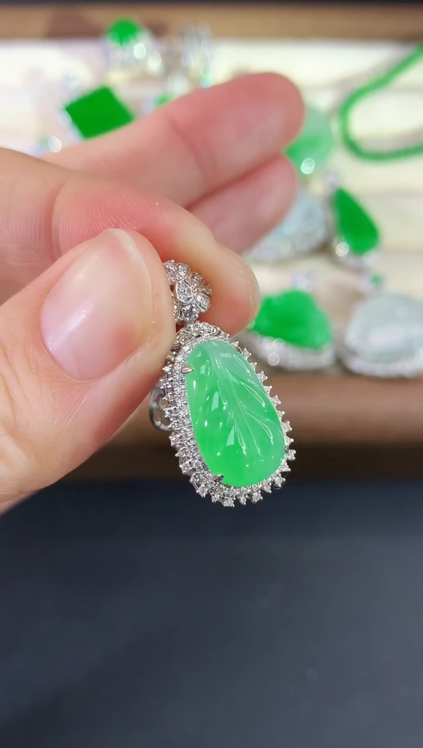 吊坠(不含链)18K金镶嵌翡翠114叶子|9800