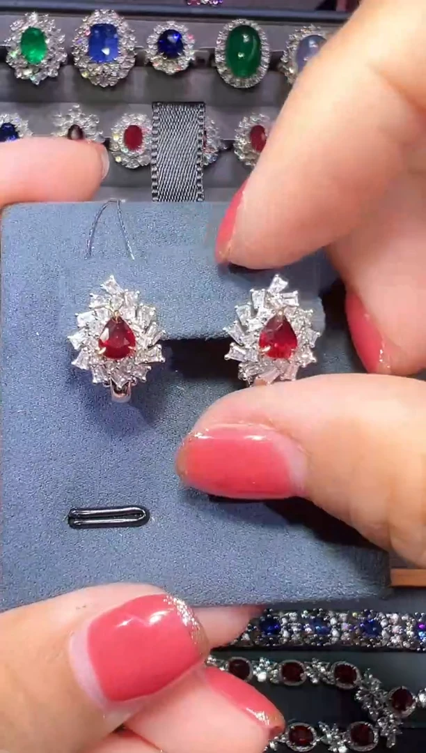 18K金镶嵌耳钉红宝石