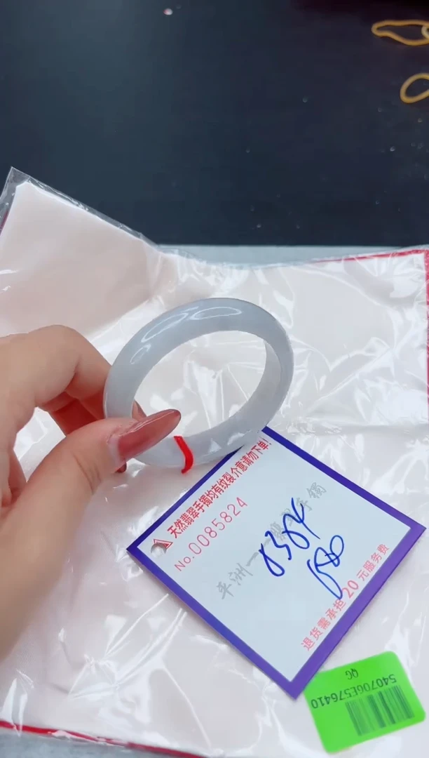 翡翠手镯未镶嵌1