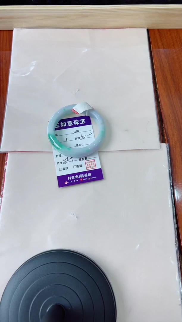 翡翠手镯未镶嵌小****?手镯
