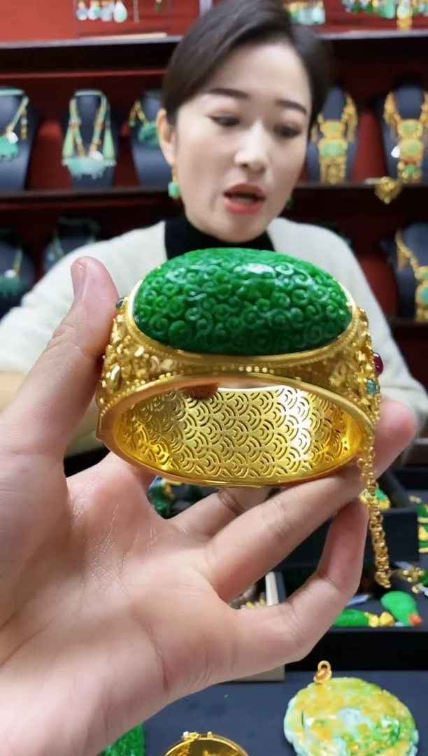 颈饰未镶嵌翡翠手镯