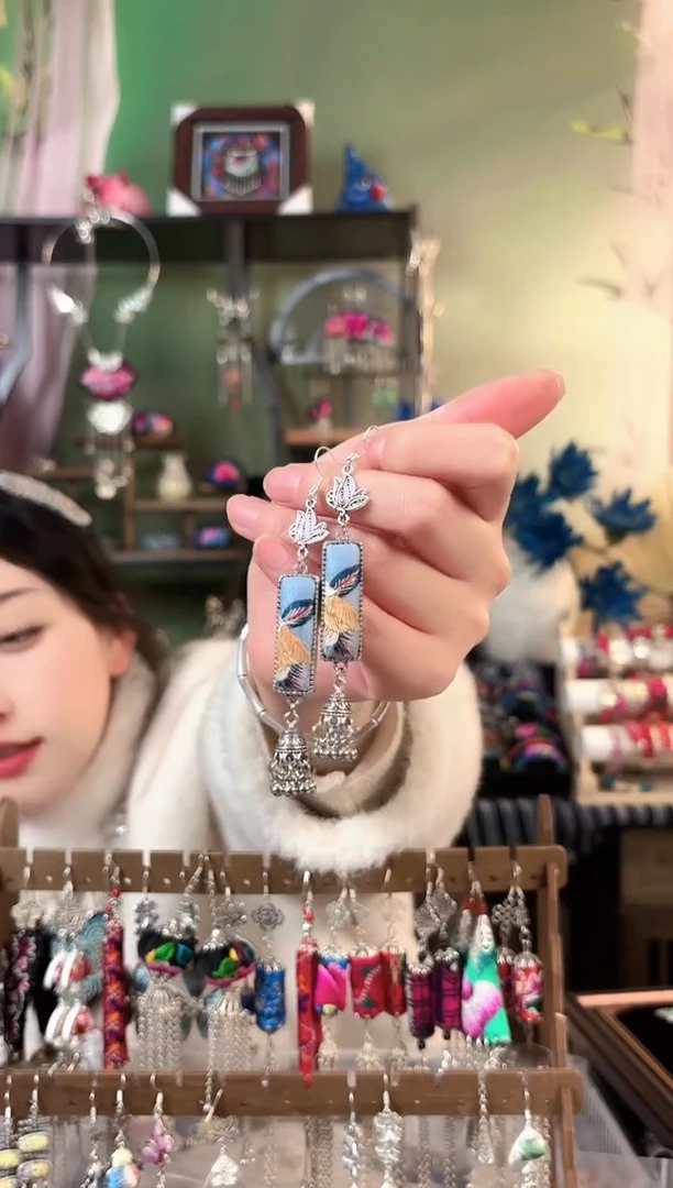 彩云南阁非遗老绣苗银饰品555