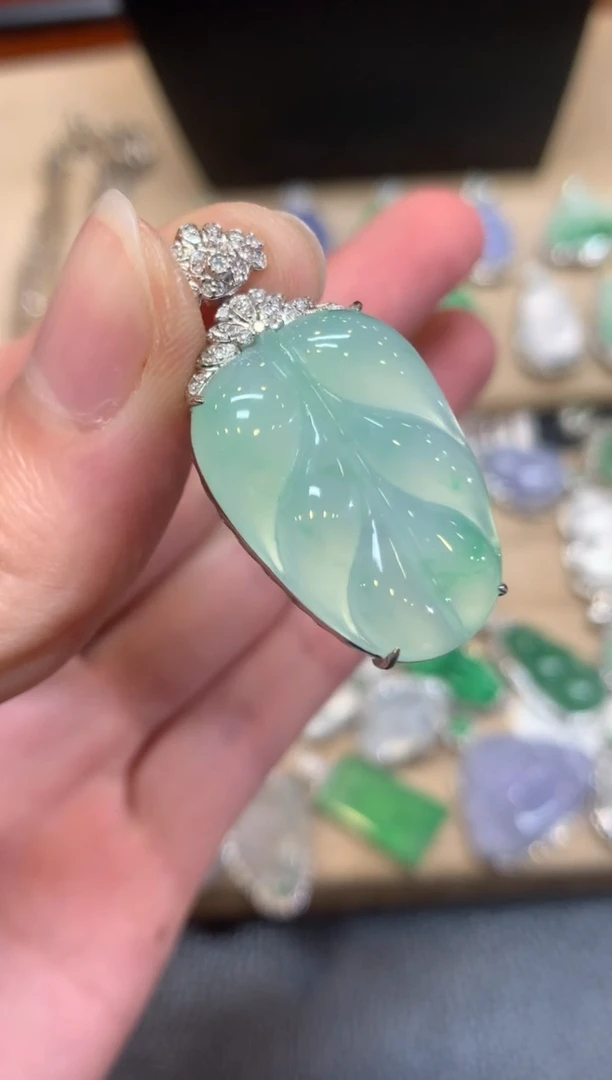 翡翠18K金镶嵌颈饰叶子【无服务费】