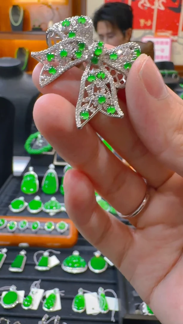 【闪购商品】翡翠胸饰银S925镶嵌天然A货翡翠