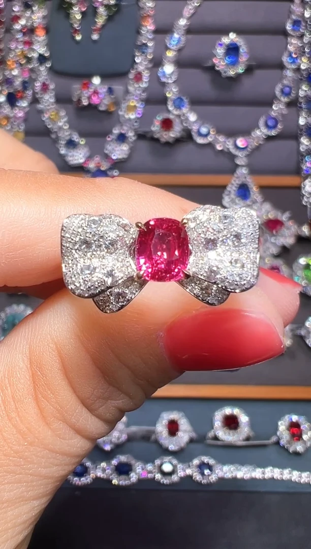 18K金镶嵌AIGS无烧鸽血红红宝石