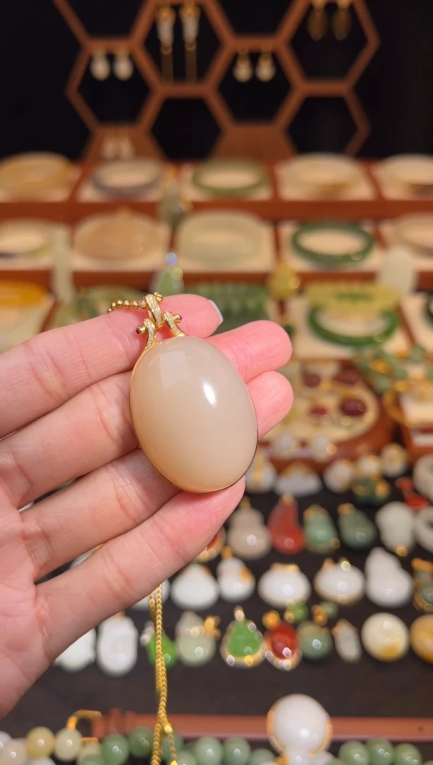 18K金镶嵌和田玉挂件精品