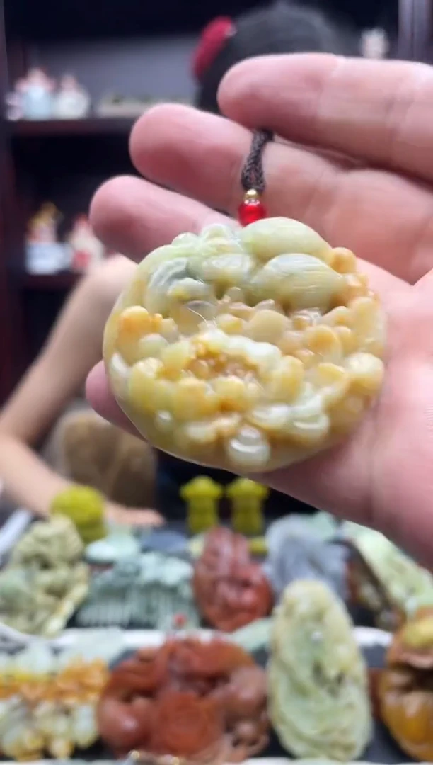 岫玉未镶嵌吊坠·