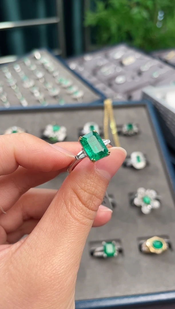 【闪购商品】祖母绿戒指18K金镶嵌/3.15ct