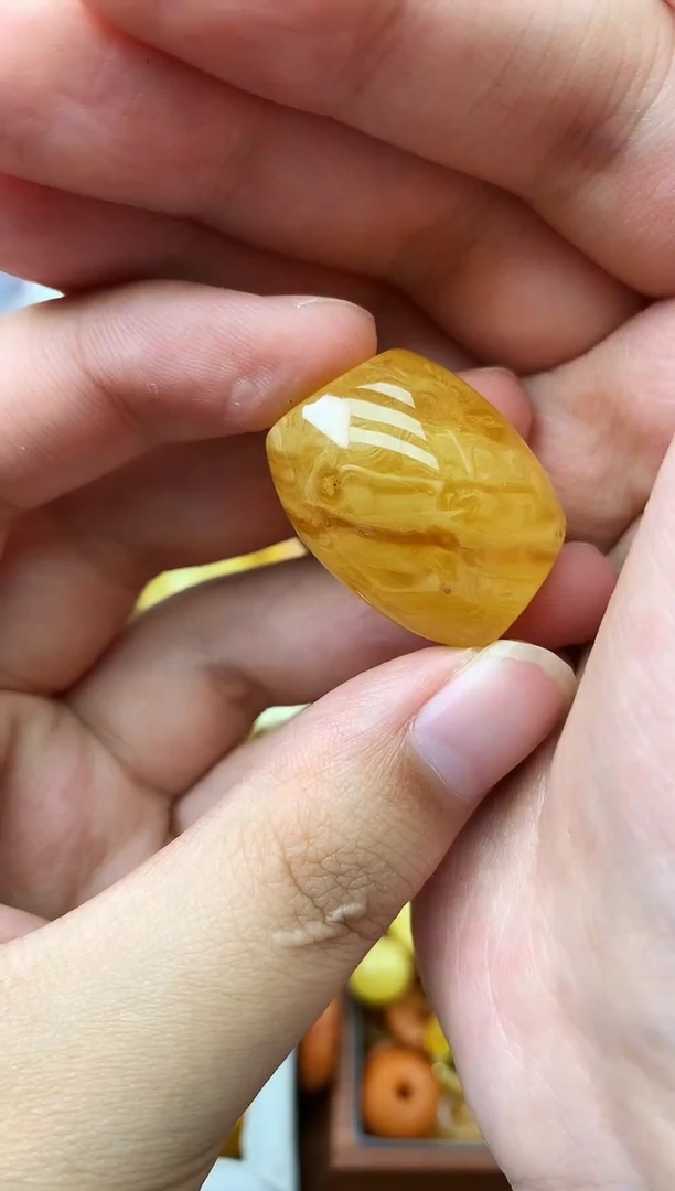 未镶嵌琥珀珠宝奇石155