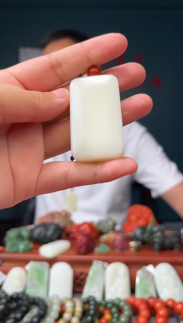 和田玉未镶嵌颈饰吊坠