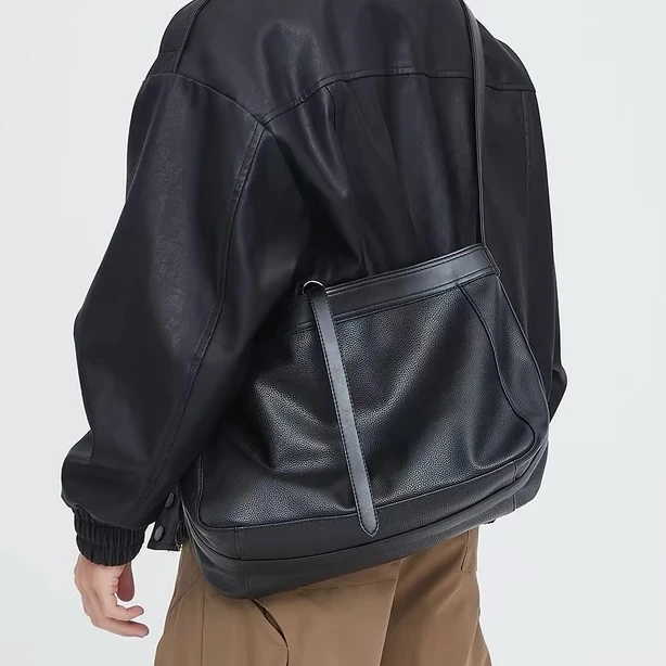 真皮设计师新款高级轻奢男包斜挎百搭时尚休闲托特包