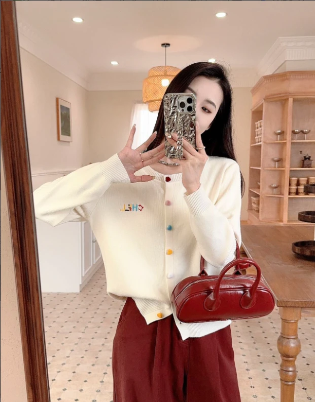 秋季新款时尚彩扣刺绣纯色针织衫MCQ115