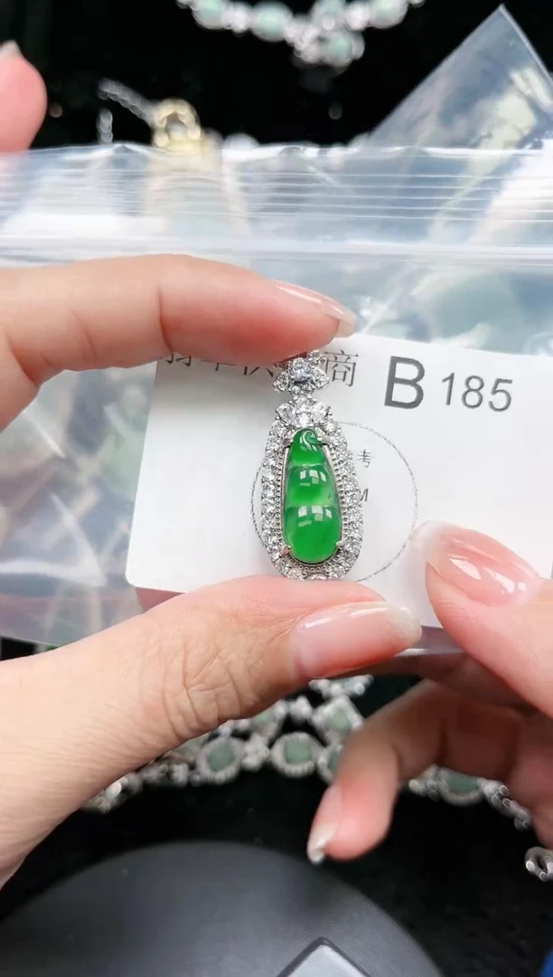 【闪购商品】翡翠颈饰未镶嵌赠皮绳185