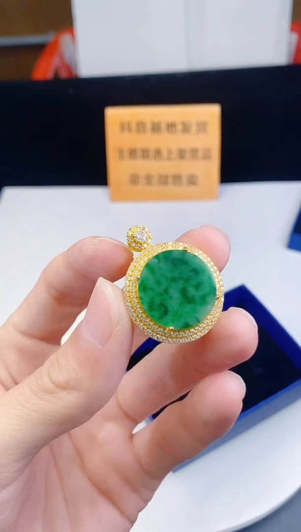 颈饰未镶嵌翡翠