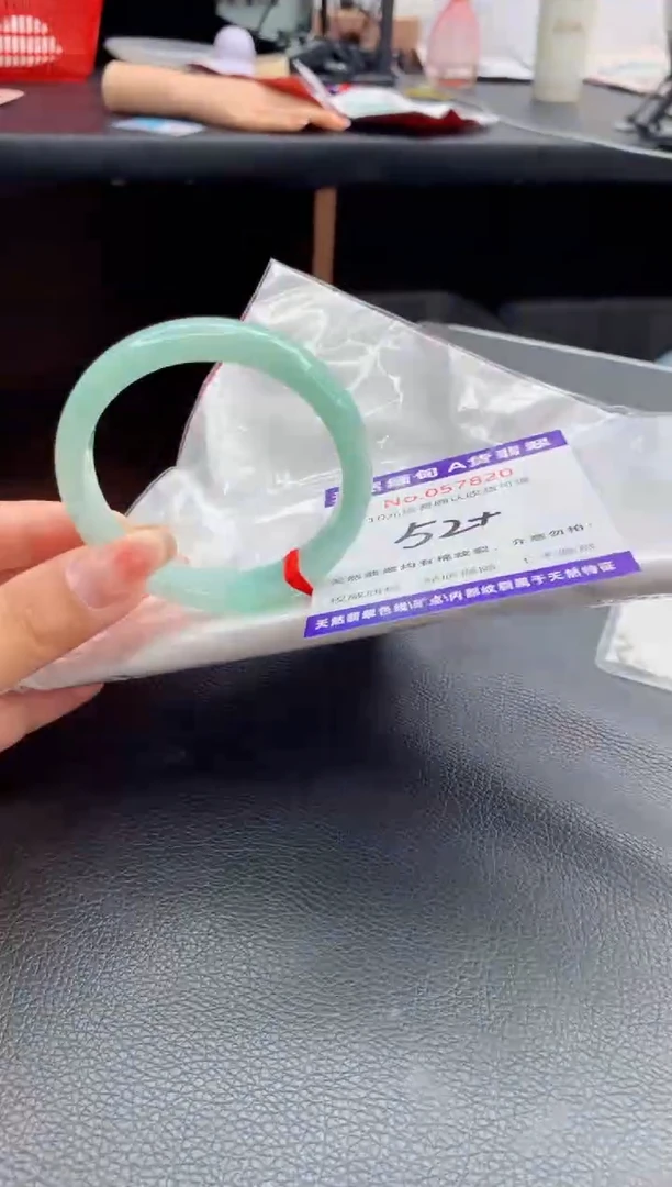 翡翠手镯未镶嵌有纹，完美者勿拍