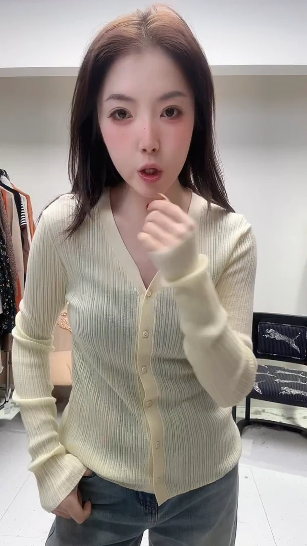 鹅黄色V领修身开衫