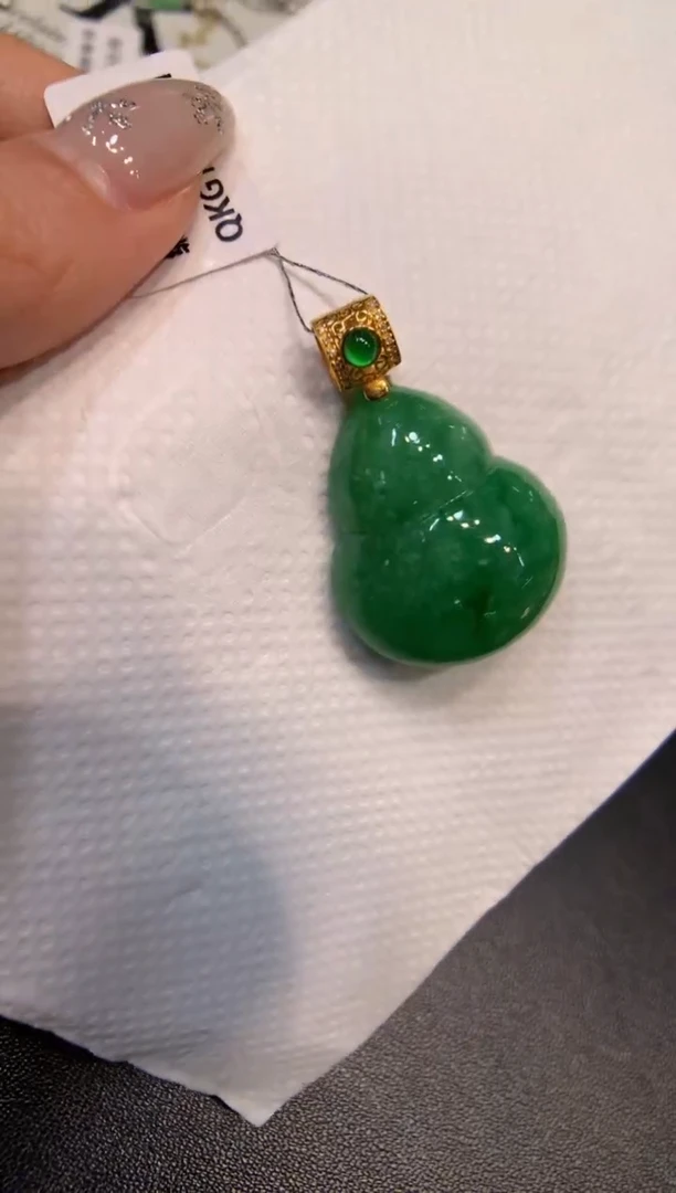 颈饰18K金镶嵌翡翠葫芦