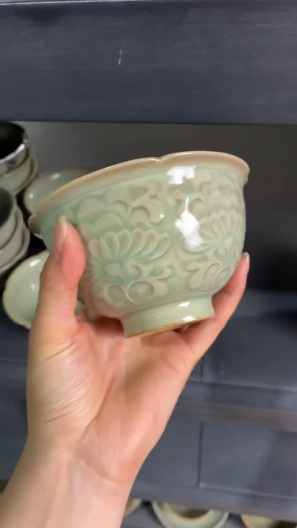 耀州窑仰山天青釉团菊高足碗微瑕