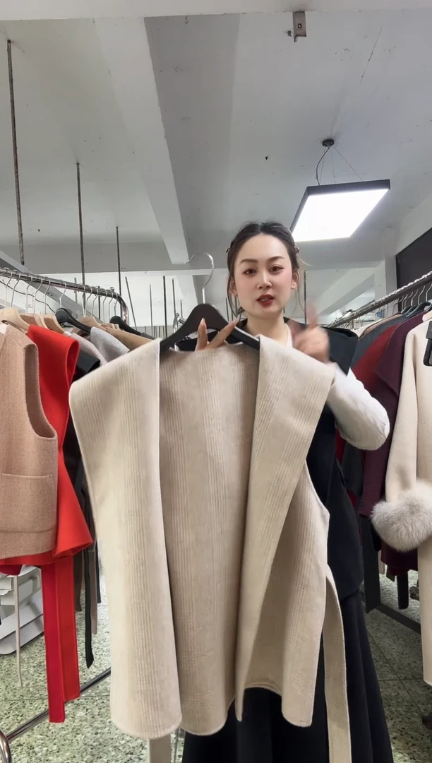 连帽米色格子马甲