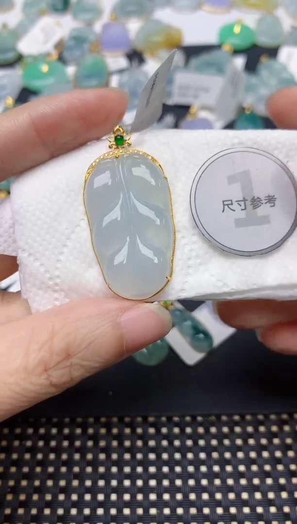 翡翠18K金镶嵌颈饰天然缅甸A货翡翠