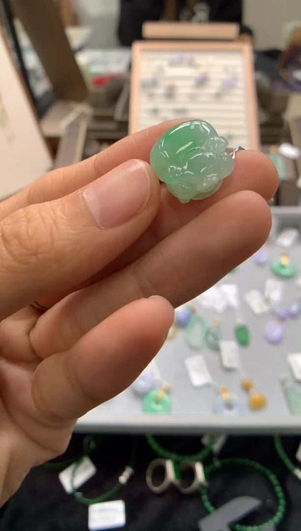 颈饰未镶嵌翡翠猪