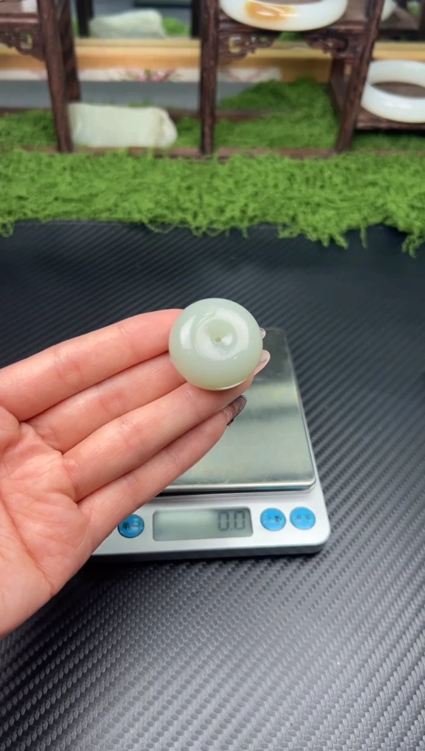 吊坠(赠链)未镶嵌和田玉且末微色差近矿平安扣