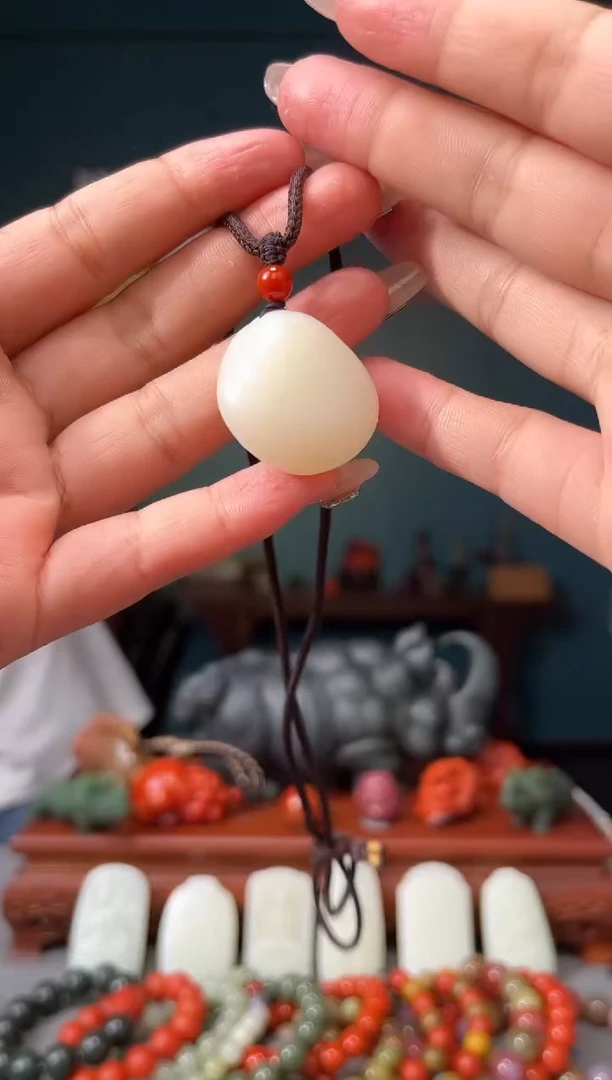 和田玉未镶嵌颈饰吊坠