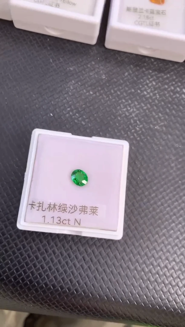 未镶嵌裸石石榴石（沙弗莱）天然沙弗莱