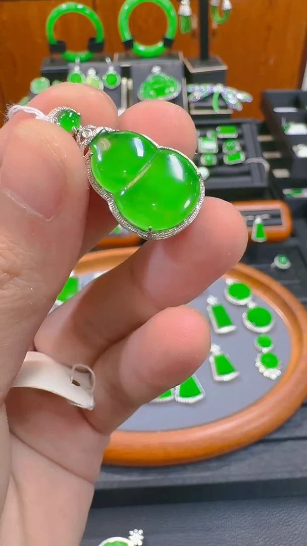 【闪购商品】翡翠吊坠(赠链)18K金镶嵌天然A货翡翠