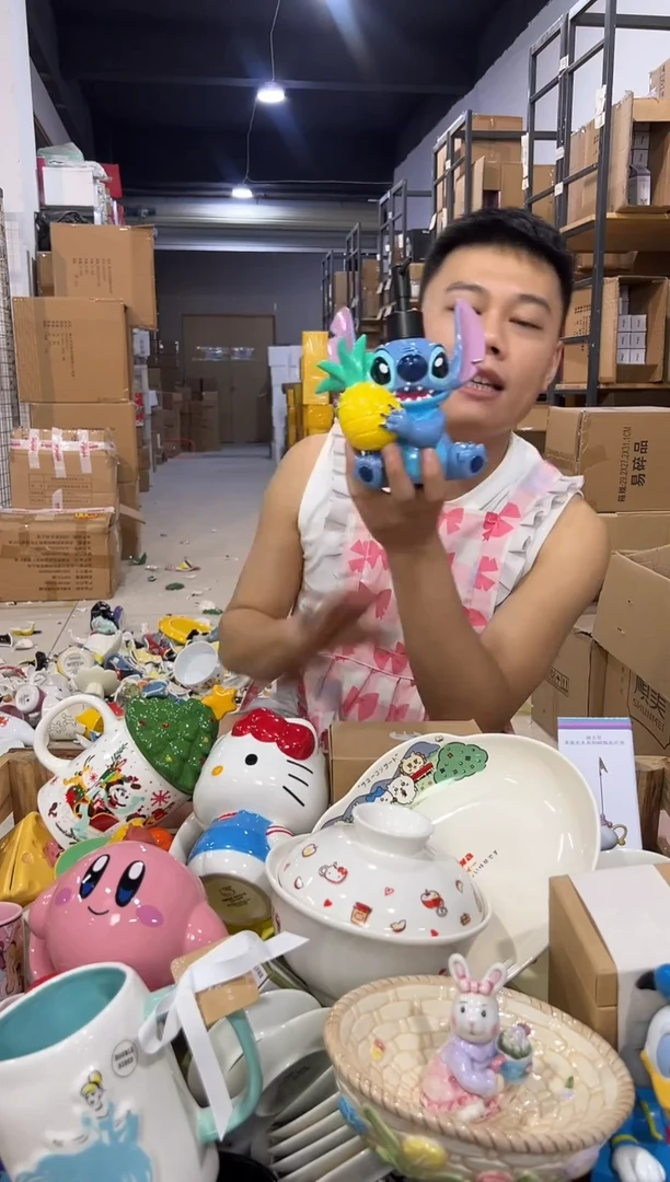 瓷片史迪仔抱菠萝按压瓶 树脂