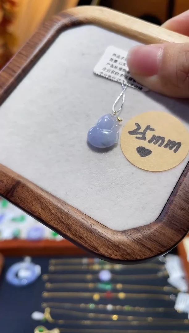 颈饰18K金镶嵌翡翠葫芦