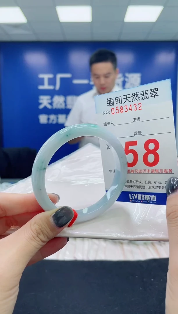 未镶嵌手镯翡翠天然翡翠手镯