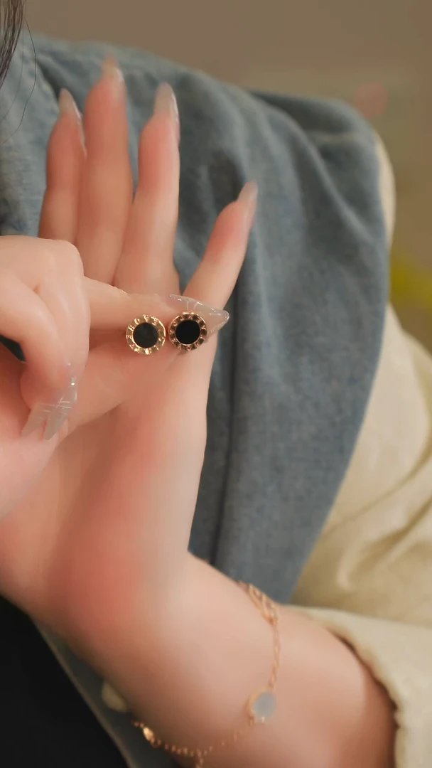 18K金镶嵌耳饰玛瑙/玉髓黑