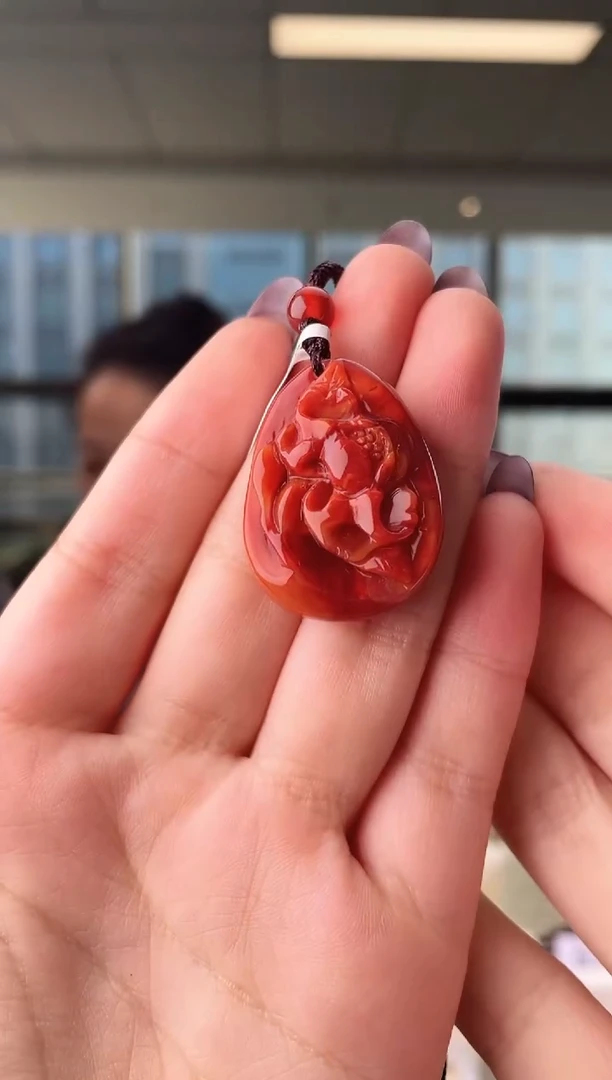 颈饰未镶嵌南红玛瑙花牌 无